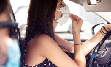 ¿Sigue siendo obligatorio el uso de mascarillas dentro del coche? CCAR responde.